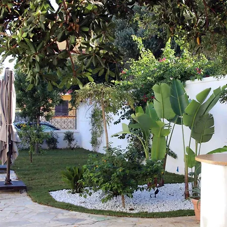 Bed & Breakfast Flowing House